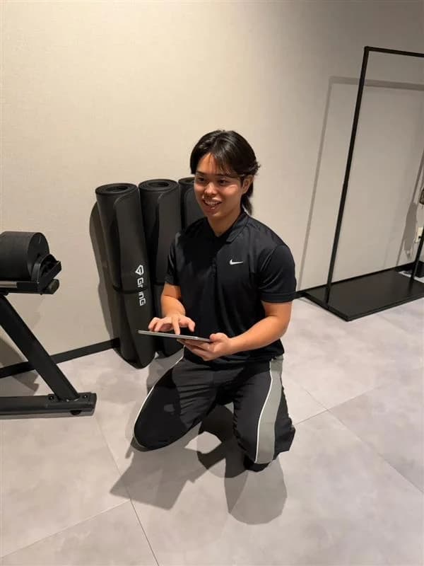 初めての方へトレーナーがカウンセリングする様子